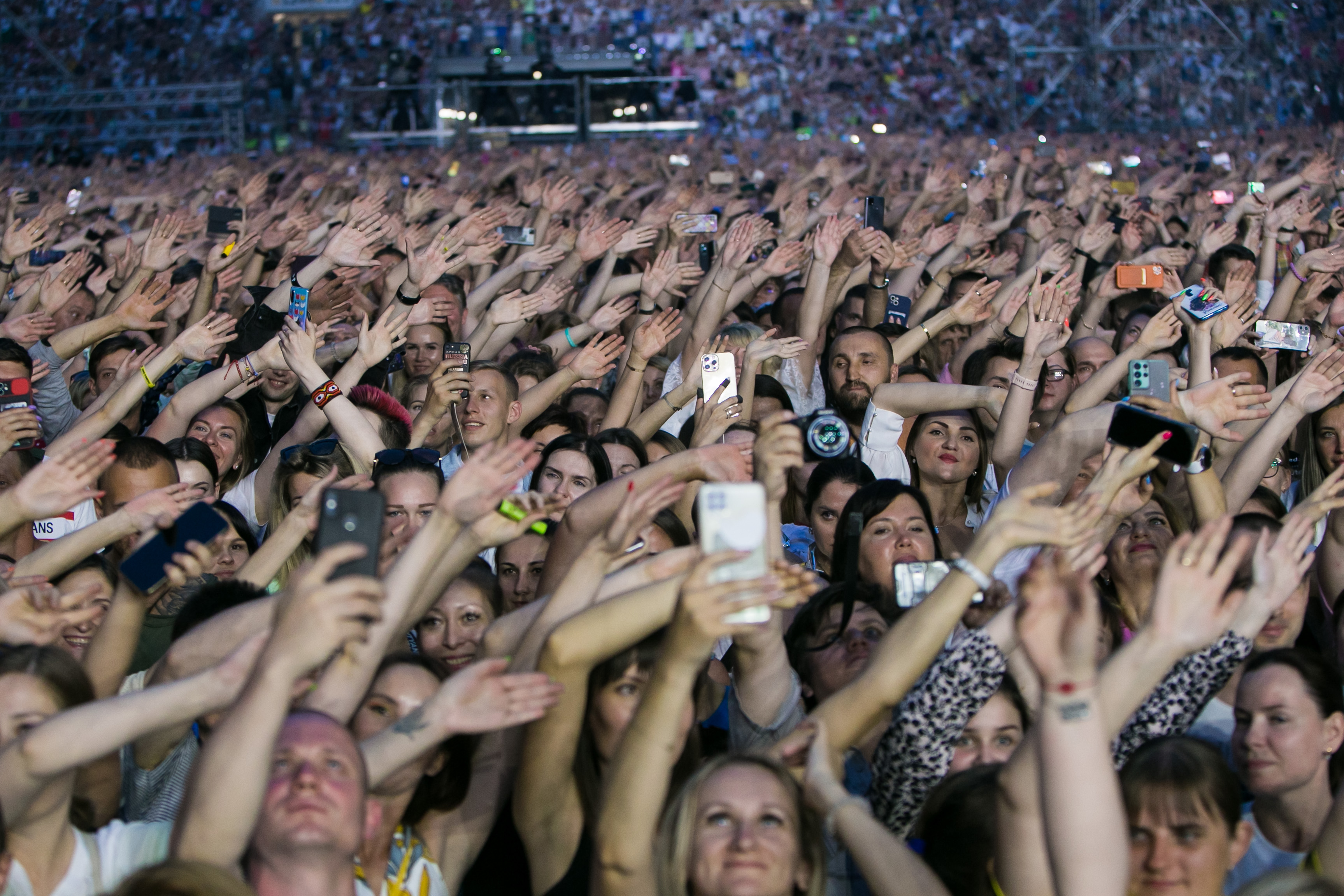 Сколько зрителей было на концерте. Концерт руки вверх в Лужниках 2022. Руки вверх Лужники. Руки вверх концерт 2022. Концерт руки вверх в Лужниках 2023.