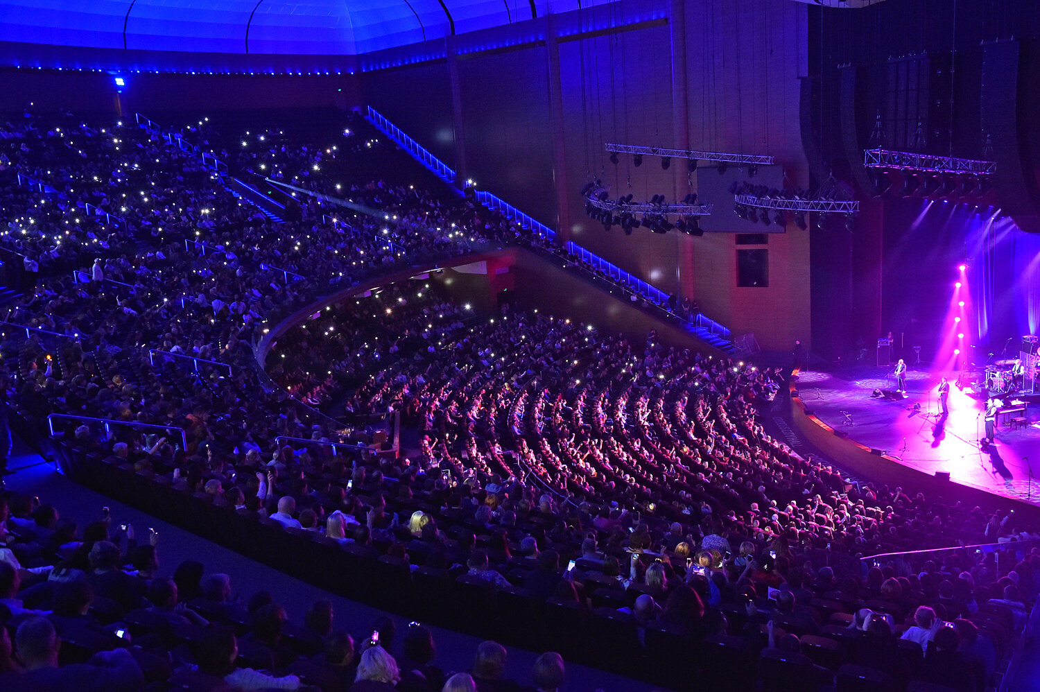 Фото крокус сити холл в москве сейчас. Крокус-Сити Холл концертный зал. Crocus City Hall (Крокус Сити Холл). Крокус Москва концертный зал. Крокус Сити Холл 2021.